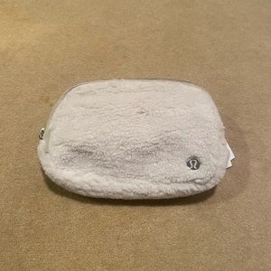 NWT Lululemon Everywhere Belt Bag in Natural Ivory/Trench Fleece